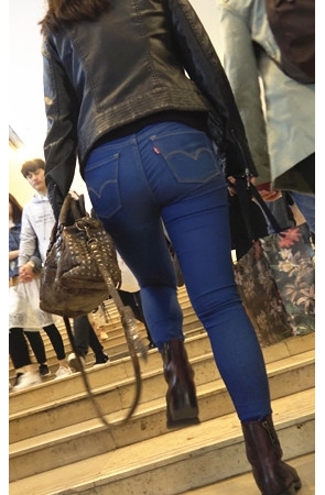 皮衣蓝色牛仔妹子[1.04G/MP4]