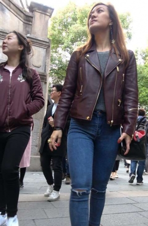 4K 街拍牛仔紧身皮衣成熟美女  [1.26 GB]