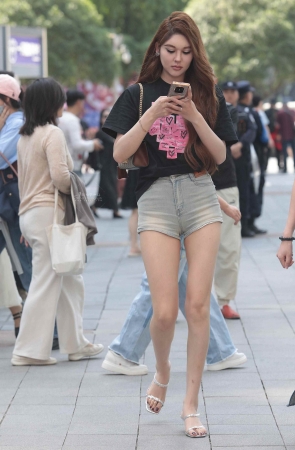 气质街拍高跟少妇