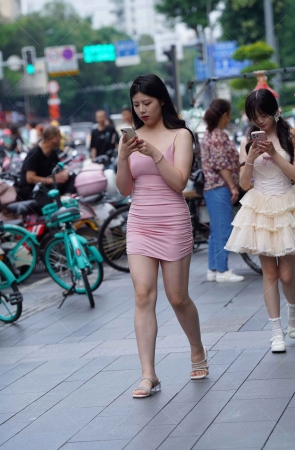 街拍粉色吊带短裙美眉