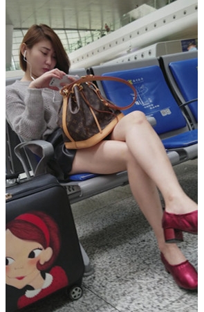 短发美腿小姐姐
