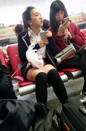 火车站候车的黑色高筒袜白皙美腿漂亮妹子