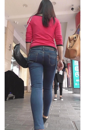 红衣牛仔裤美眉
