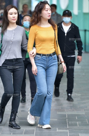 丰腴牛仔裤美女