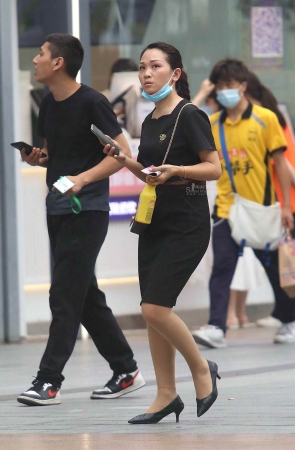 诱惑肉丝街拍高跟shaofu