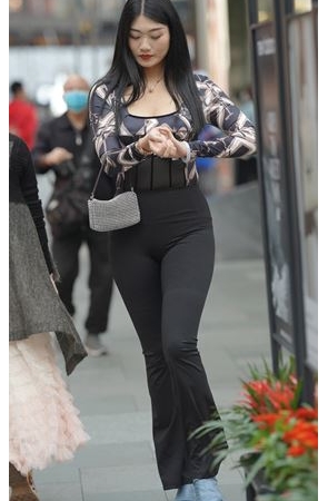 黑色高腰紧身裤美女(52P)