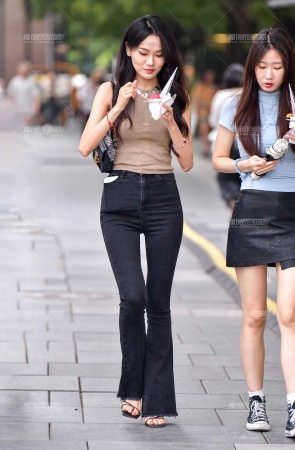 冰激凌阔腿牛仔裤美女