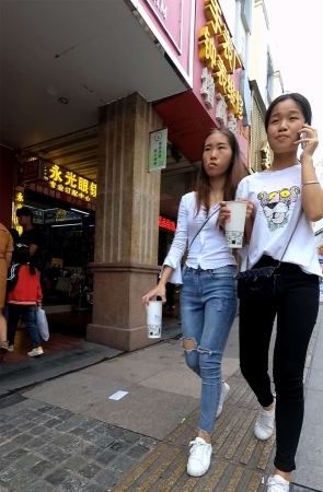 超紧身牛仔裤美女