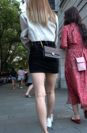 4K – 黑色短裙性感街拍美女 [1.72 GB/MP4]
