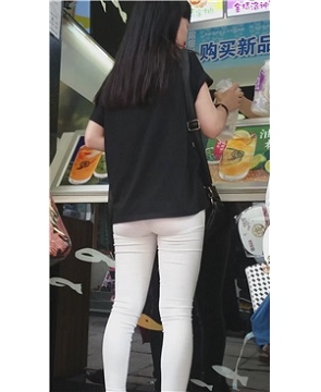 4k-街拍超级紧绷白裤美臀女孩 [746 MB]