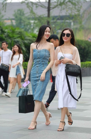 牛仔裙小姐姐着实甜美呀