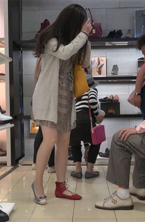 鞋店拍摄试鞋的薄透丝袜少妇