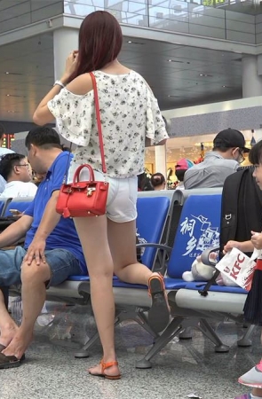 妖精般迷人的女孩，细长脚趾张张合合地撩拨你