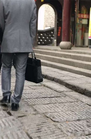 红衣紧身皮裤妹子圆屁股饱满坚挺