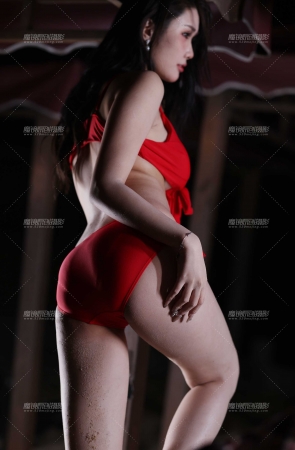 极品红色比基尼白皙美模小思佳