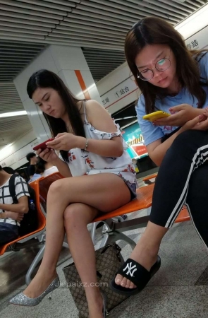 4K – 街拍银白色高跟姑娘 [476 MB/MP4]