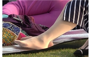 4k-条纹包臀裙肉丝袜美足街拍高跟