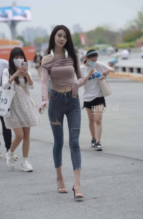 另一个版本的大长腿牛仔美女