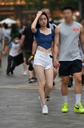 雨中白热裤美女