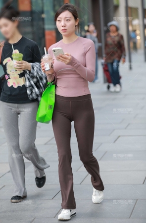 棕色瑜伽裤美女