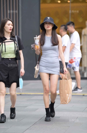 街拍灰色短裙靓女