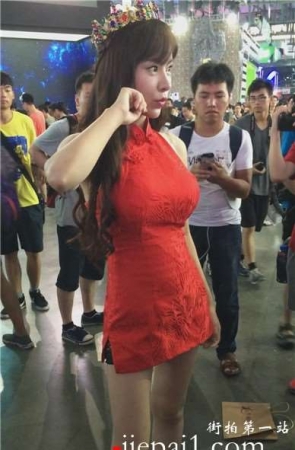 展会上红色性感气质丰满美眉 [431 MB]