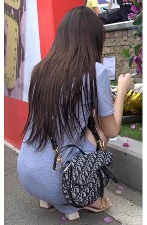 连体裙小姐姐蹲姿诱人[1.38G/MP4]