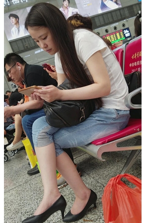 黑鞋牛仔裤妹子