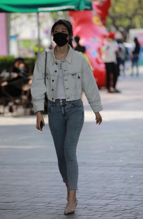 玻璃街拍作品 – 紧身牛仔裤小姐姐