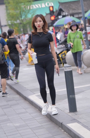 小腰，翘臀紧身黑裤美眉