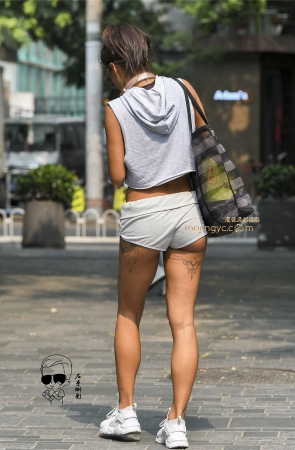 咖啡色美女热裤性感火辣