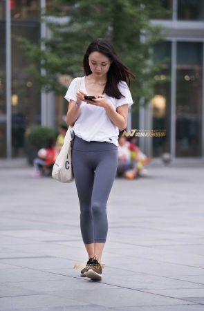 灰色紧身瑜伽裤美女