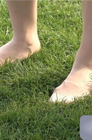 4k-连衣裙肉丝美足美女草地上放风筝