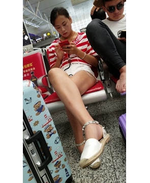 4k超清，低头玩手机的苗条细腿美眉