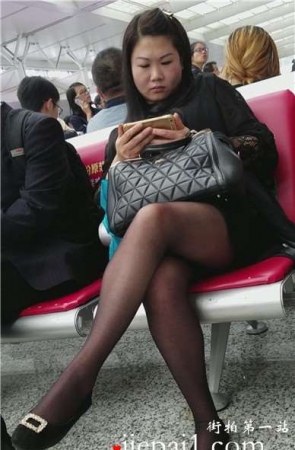 4k-候车室内的美少妇，长腿黑色丝袜太诱人啦。
