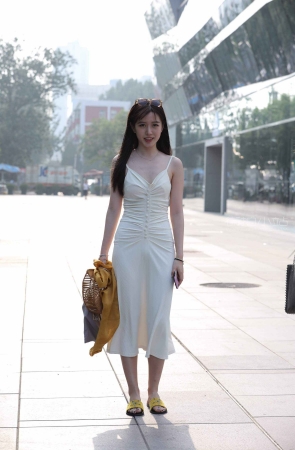 街拍吊带长裙气质大美女