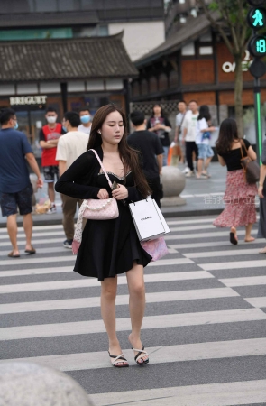 街拍性感低胸装黑裙美女