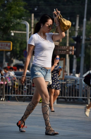 11-10 身材丰满大长腿