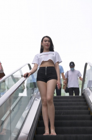 黑色热裤美腿美女