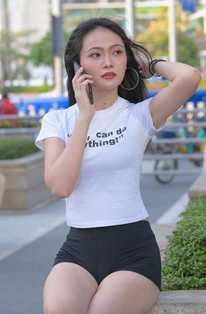 228紧身黑色热裤美女