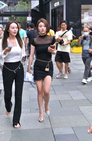 街拍黑色短裙美腿美女