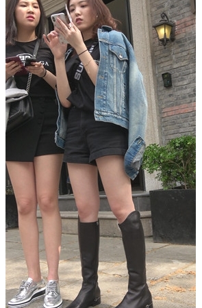 两个玩手机的小姐姐[1.62G/MP4]