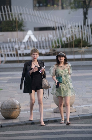 短发干练的高跟美女