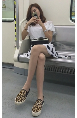 地铁黑色圆点大长腿漂亮妹子[742M/MP4]