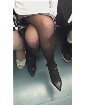 地铁拍摄尖嘴高跟黑丝性感美少妇