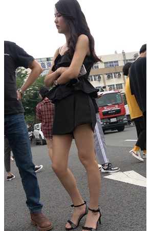 漂亮黑色连体衣小姐姐