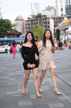 街拍裙装美腿姐妹