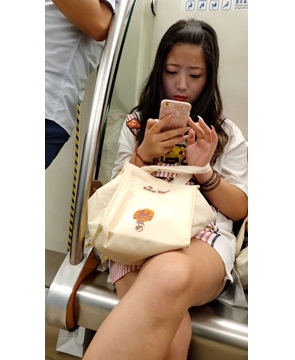 地铁上的女孩 [1.08 GB/mp4]