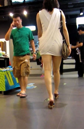 白色前后交叉紧身白色包臀裙美眉