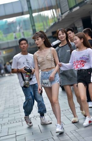 街拍小鸟依人型骨感妹子